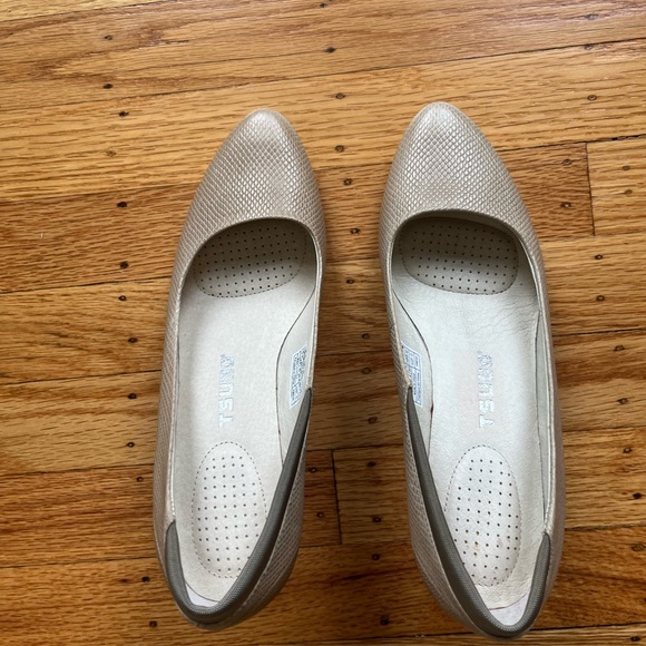 Elegant Beige Women's Heels - Picture 2 of 8